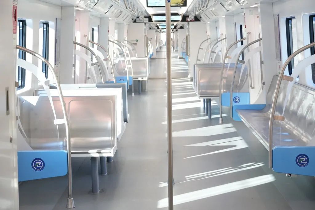 城軌快線15號線列車最大載客量2428人。重慶交通開投鐵路集團(tuán)供圖